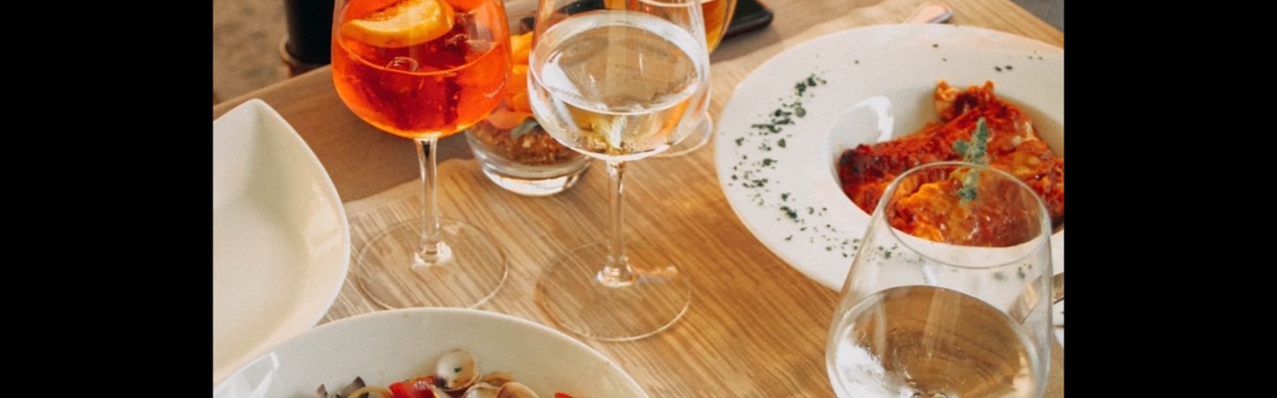 Aperol Spritz und Pasta auf einem Tisch im Restaurant
