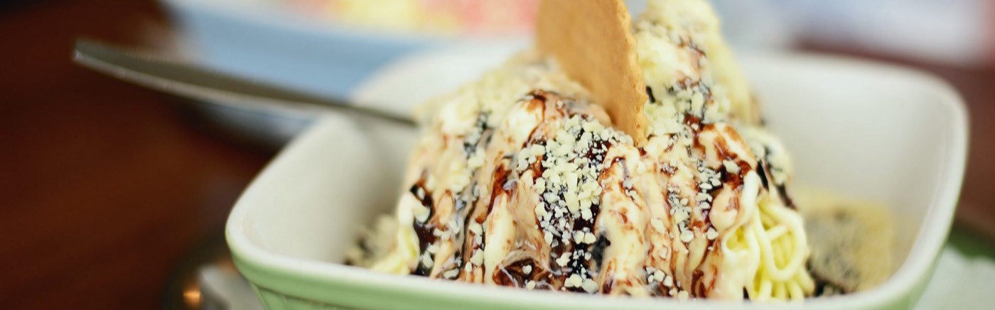 Eisdessert mit Sahne