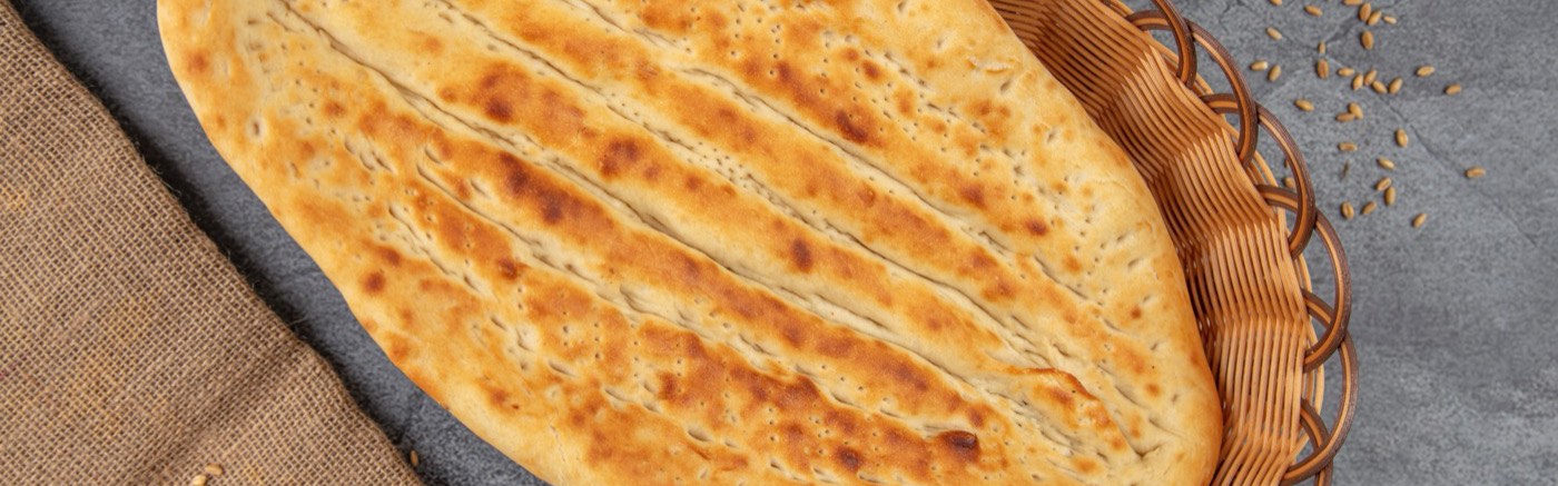 Frisch gebackenes Naan-Fladenbrot