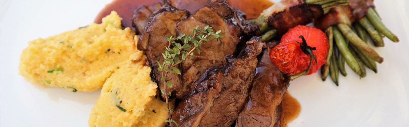 Gegrilltes Steak mit Kräutern und Tomaten