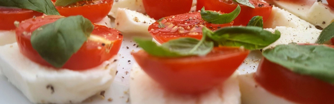 Caprese mit Tomaten, Mozzarella und Basilikum