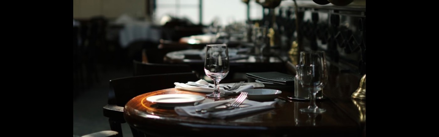 Gastraum des WeinRestaurant Toscana mit Bogenfenster