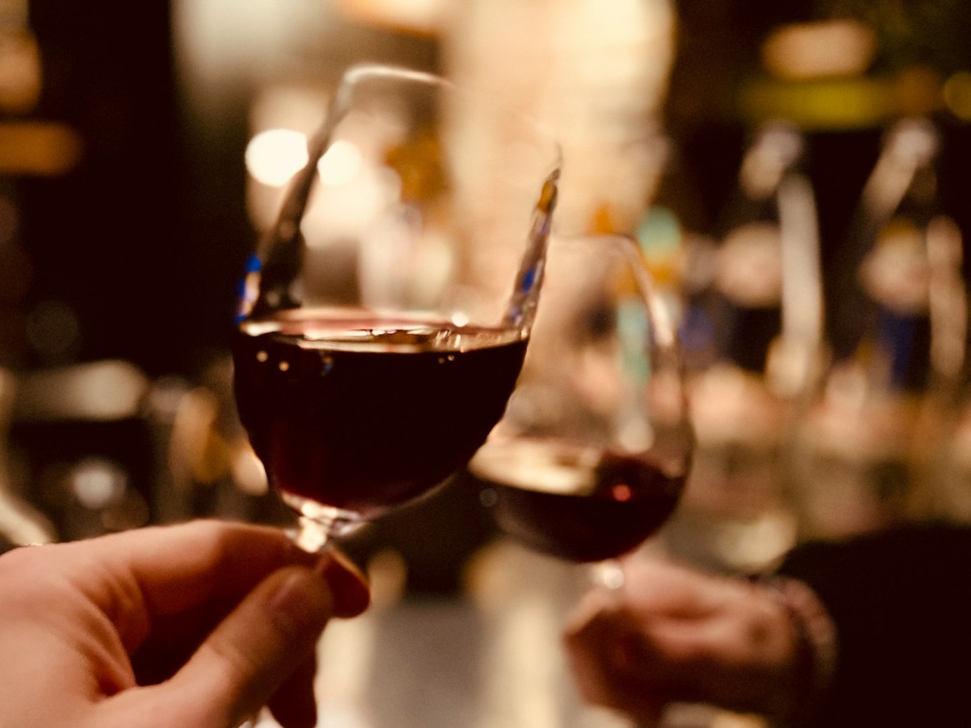 Rotwein wird ins Glas eingeschenkt