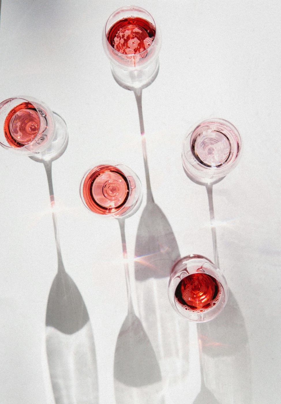 Roséwein in Gläsern von oben fotografiert