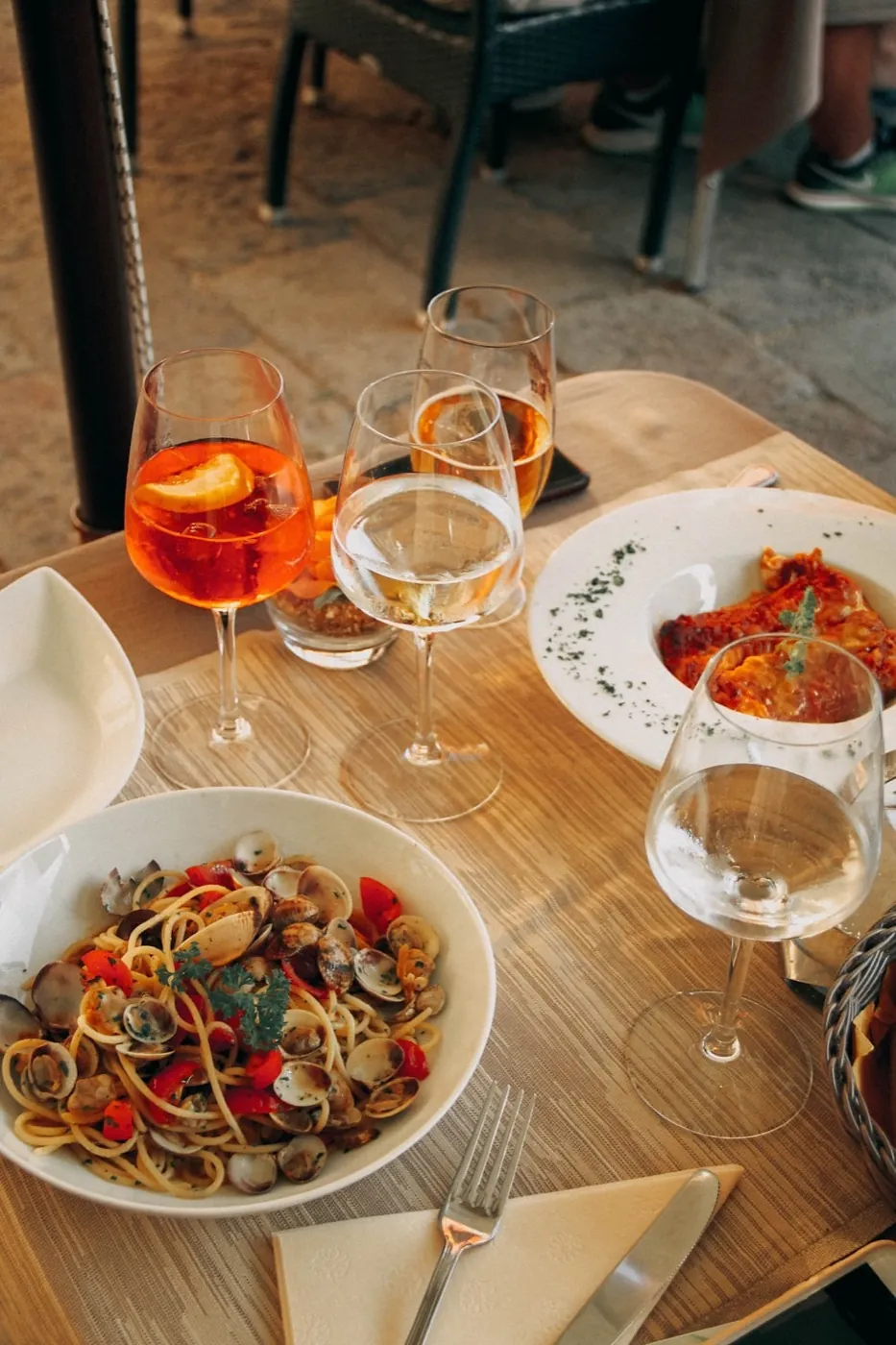 Pasta und Aperitif auf einem Tisch im Restaurant